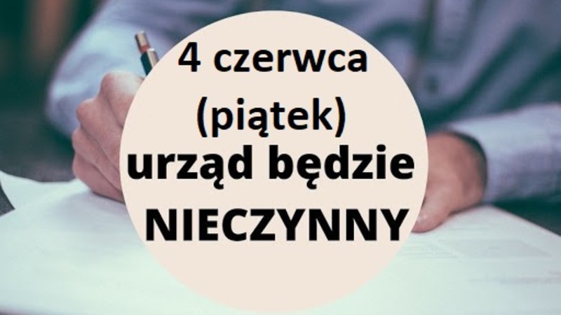 Na fotografii widać dłoń trzymającą długopis oraz dokumenty. W środku okrągłe pole z napisem: 4 czerwca urząd nieczynny.